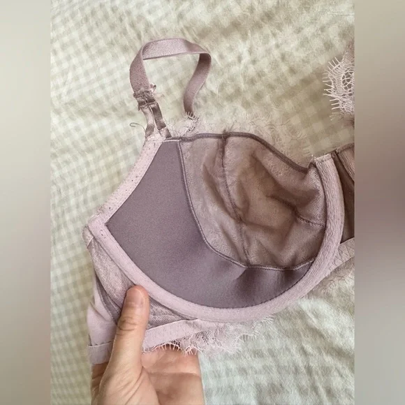 Victoria’s Secret Lace Unlined Bra - Picture 6 of 6